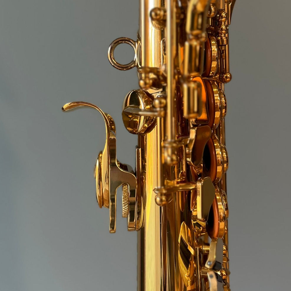 The LAGAN wrist saver for saxophone shown in use on a soprano saxophone.. It helps expand the right hand grip and allow for greater adjustability of your right thumb hook or right thumb rest. 