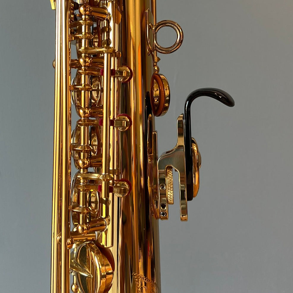 A plastic saxophone thumb hook used with the brass LAGAN wrist saver for saxophone. It helps expand the right hand grip and allow for greater adjustability of your right thumb hook or right thumb rest.