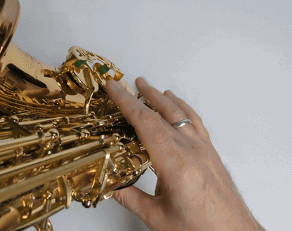 Gif showing how you can play high F sharp on saxophone with only a finger flick using the RULON Key Booster.
